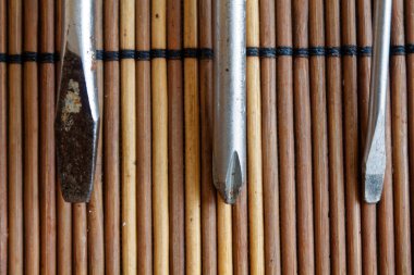 Ahşap arka plan üzerinde kafa tornavida düz ağız, düz bıçak ve yıldız-blade Tornavidalar