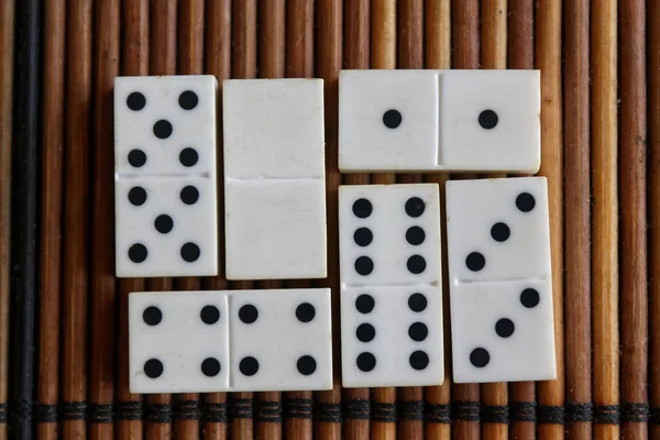 Domino-Paar Stücke auf dem Bambus braunen Holztischhintergrund — Stockfoto