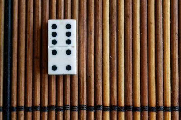 Kawałku Domino na tle brązowy drewniany stół bambusa. Domino komplet - 4-5 punktów. — Zdjęcie stockowe