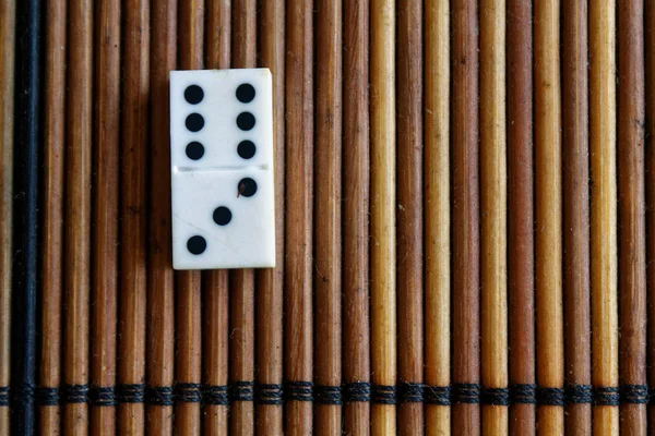 Kawałek Domino na bambusowym drewnianym stole tła. Zestaw Domino-trzy-6 punktów. — Zdjęcie stockowe
