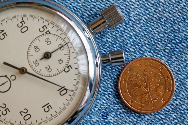 Pièce en euros avec une valeur unitaire de cinq centimes d'euro (face arrière) et chronomètre sur fond de denim bleu - arrière-plan de l'entreprise — Photo