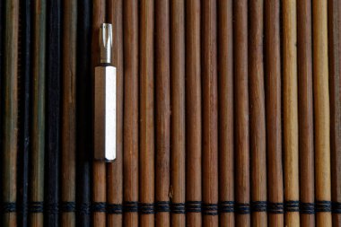 Tornavida (BITS) ahşap arka plan, araçları koleksiyonu dönüş-vida için baş