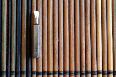 Tornavida (BITS) ahşap arka plan, araçları koleksiyonu dönüş-vida için baş