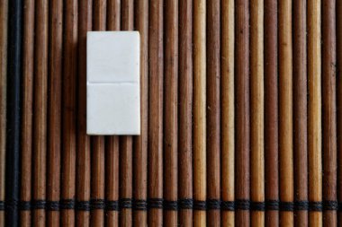 Bambu kahverengi ahşap masa arka plan üzerinde Domino parça. Domino boş nokta ayarla.