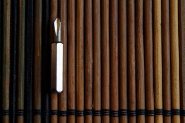 Tornavida (BITS) ahşap arka plan, araçları koleksiyonu dönüş-vida için baş