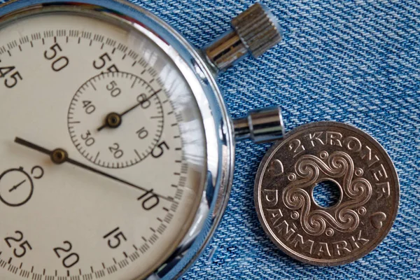 Danemark pièce avec une valeur unitaire de 2 Couronne (couronne) et chronomètre sur fond vieux jénas bleu - fond d'entreprise — Photo