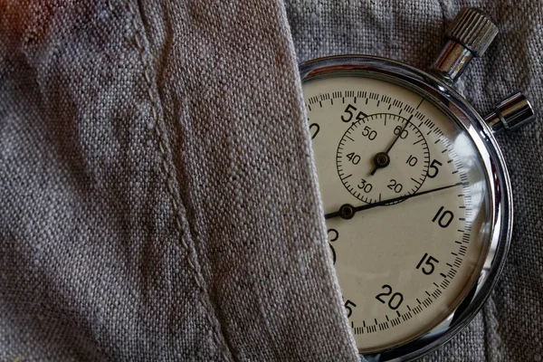老式古董秒表, 在亚麻口袋, 值测量时间, 旧时钟箭头分钟, 第二精度定时器记录 — 图库照片
