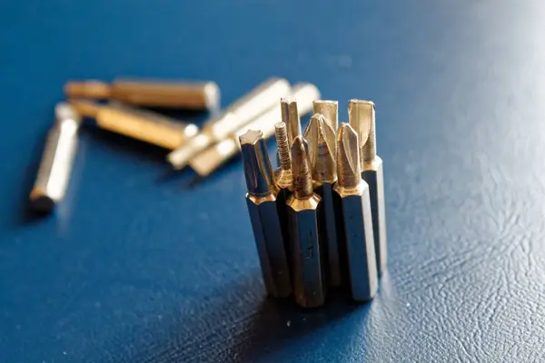 Cabeça para chave de fenda (bits) em fundo azul, Ferramenta coleção turn-screw — Fotografia de Stock