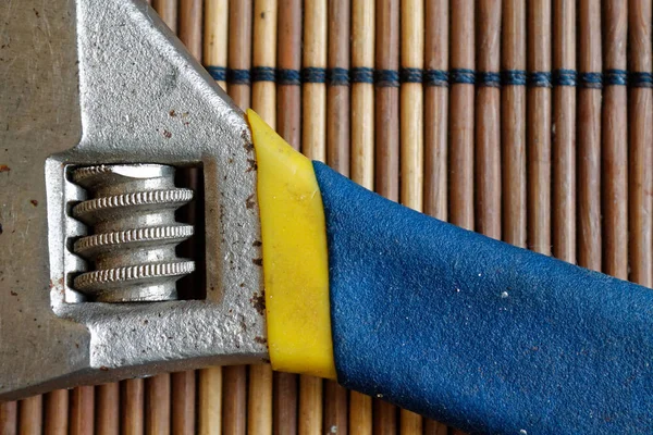 Schraubenschlüssel Handwerker Werkzeug auf Holztisch, Schraubenschlüssel Werkzeuge Sammlung, Vintage-Stil. — Stockfoto