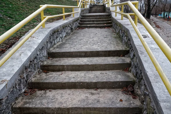 Ladrillo grunge Escaleras de piedra y pared de roca —  Fotos de Stock