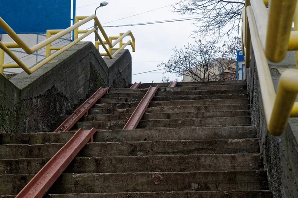 Cement grunge kamiennymi schodami z czerwony niepełnosprawnych szyny — Zdjęcie stockowe