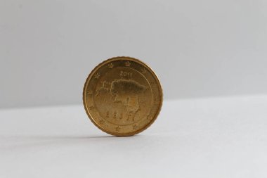 50 euro cent - arka yüzüne bir euro para izole beyaz arka planda mezhep olduğunu