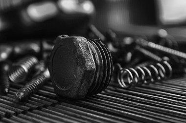 Tek renkli vida ve cıvata üzerinde ahşap arka plan doku web sitesi ot mobil cihazlar, Aile içi renk örneği için izole dağınık