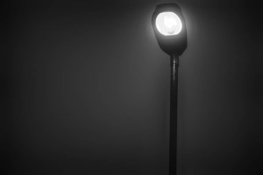 Sisli hava, geç sonbaharda, mistic sis veya sis sokak ışıkları