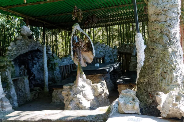 Alcôve de jardin dans la forêt, lieu de détente et de repos — Photo