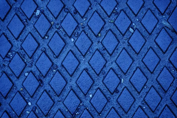 Fondo de hierro húmedo pintado azul ultra, textura oxidada, superficie agrietada — Foto de Stock