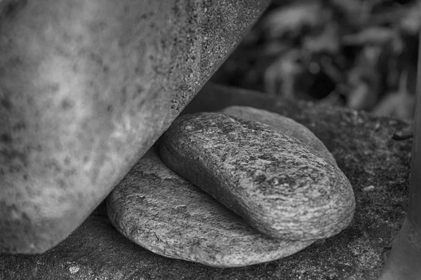 Fondo de piedra, rocas agrietadas en una gran pila de rocas —  Fotos de Stock