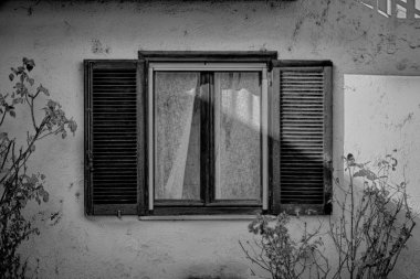 Güneşli bir günde açık vintage pencere kepenk, İtalya tarzı