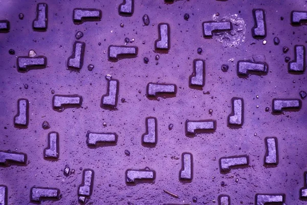 超紫色の濡れた鉄の背景、さびたテクスチャ表面のひび — ストック写真