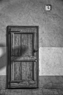 Tek renkli renkli, antik kapı kırık ahşap giriş, posta kartı için örnek