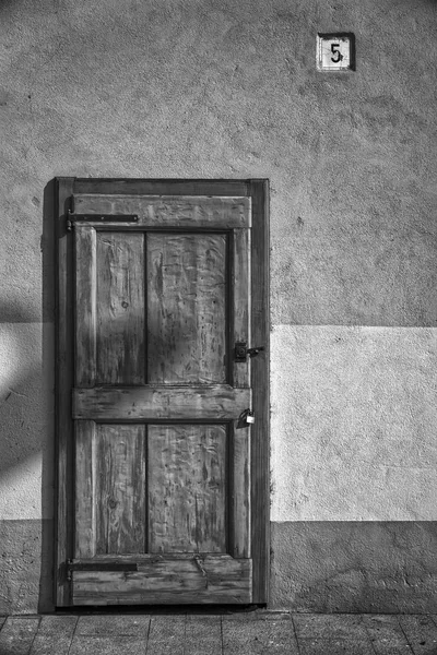 Ancient door in monochrome color, cracked wooden entrance, sample for post card — Stock Photo, Image