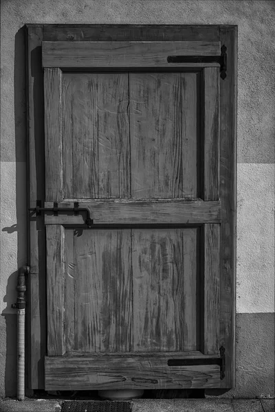 Puerta antigua en color monocromo, entrada de madera agrietada, muestra para tarjeta postal — Foto de Stock