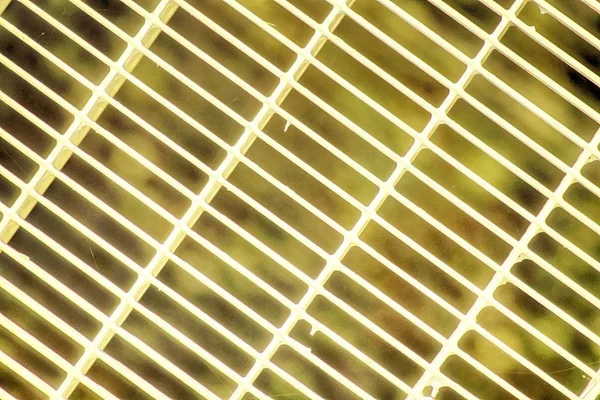 Ultra sárga acél földi rács. Rozsdamentes acél szerkezetű, háttérben a webhely vagy a mobil eszközök — Stock Fotó