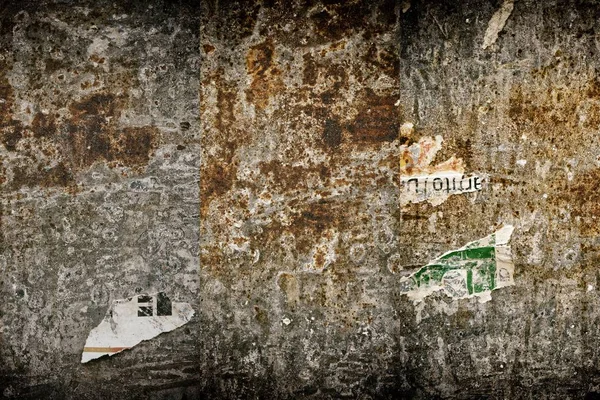 Cartaz rasgado após votação na parede texturizada de estanho. Jornal rasgado — Fotografia de Stock
