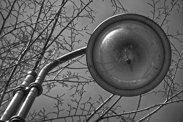 Farol de calle monocromática en día soleado, apagado, fondo urbano —  Fotos de Stock