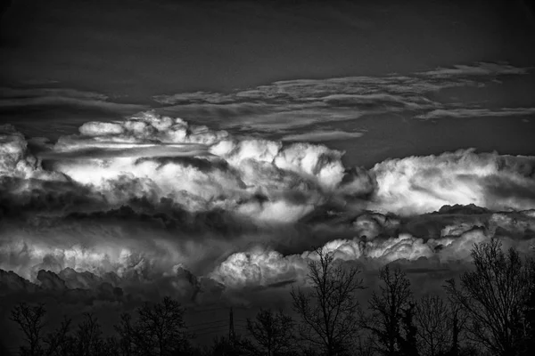 Mystische Wolken bei Sonnenuntergang, Kraft der Natur, frischer Hintergrund — Stockfoto