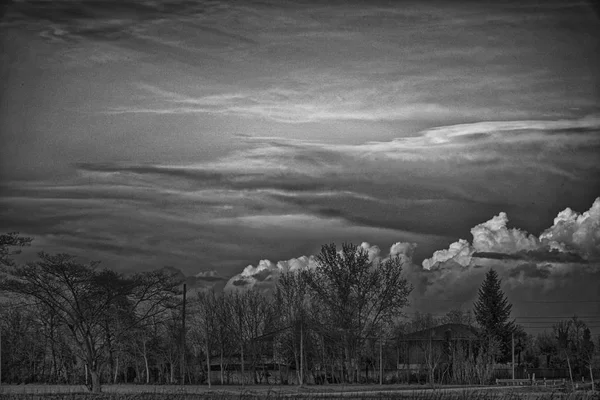 Μυστηριώδη σύννεφα κατά τη διάρκεια του ηλιοβασιλέματος, δύναμη της φύσης, φρέσκα φόντο — Φωτογραφία Αρχείου