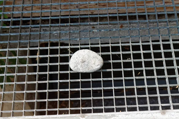 Piedra solitaria sobre telón de fondo de rejilla, arte abstracto — Foto de Stock