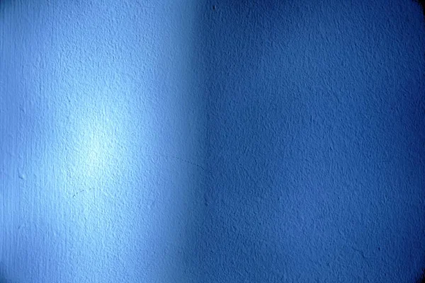 ウルトラ ブルー表面を漆喰や漆喰壁の影 - 屋内背景 — ストック写真