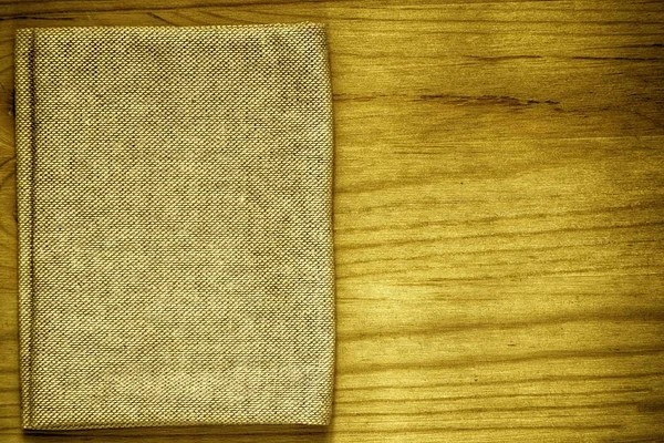 Ultra gele briefkaart monster, linnen stof oppervlak op houten tafel met gratis copyspace voor begroeting, voor mock-up of ontwerper gebruik, boek cover monster — Stockfoto