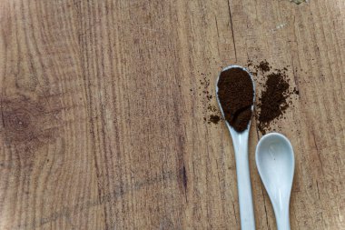 Kahve ahşap masa, üstten görünüm, mutfak arka plan üzerinde beyaz Seramik kaşık