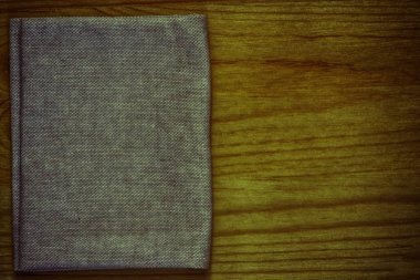 Ultra turuncu kartpostal örnek, ahşap masa mock-up veya Tasarımcı kullanım için tebrik metin için özgür boşaltmak ile keten kumaş yüzeyinde kapak örnek kitap