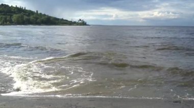 Deniz dalgası, soğuk köpüklü ve temiz. Köpüklü deniz suyunun doğal arka planı. Phantom klasik mavi renk. Alacakaranlık Kutup Kıyısı, doğu fiyortlarında İzlanda.