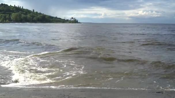 Gelombang laut, berbusa dingin dan jelas. Latar belakang alami air laut dengan busa. Phantom warna biru klasik. Twilight pantai kutub utara di fjord timur di tanah es . — Stok Video