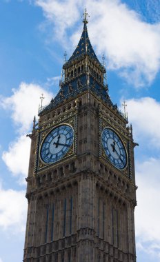 Westminster mavi gökyüzü üzerinde Big Ben
