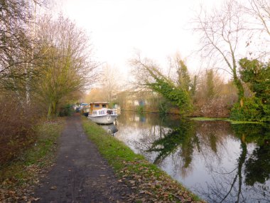 The Grand Junction Canal yakınındaki Uxbridg üzerinde tekne