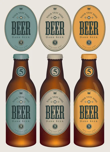 Muestra vectorial tres botellas de cerveza con etiquetas — Archivo Imágenes Vectoriales