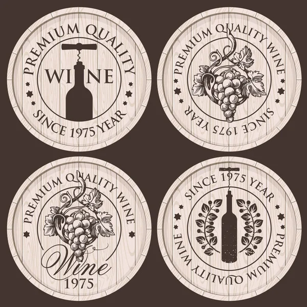Эмблемы для винного магазина с виноградом и бутылками — стоковый вектор