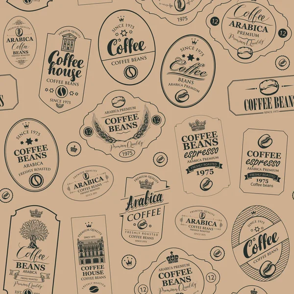咖啡和咖啡屋主题上的矢量无缝图案与复古风格的各种标签在旧纸的背景下 适用于墙纸 包装纸 纺织品 — 图库矢量图片
