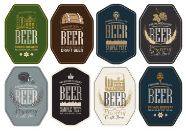 Bira ve bira fabrikası için retro tarzda sekiz vektör etiketi. Bira fabrikası binası, ahşap fıçı, kozalak, buğday ve yazılı yazılar.