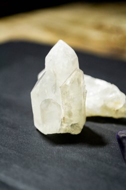 Koyu arkaplanda beyaz kaya kristal kuvars