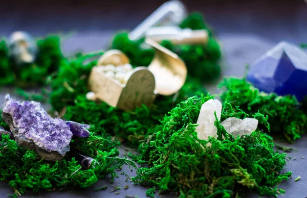 Amethist geode, gouden borst en kwarts kristal op helder groen mos — Stockfoto