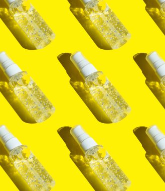 Parlak sarı arkaplandaki kavanozda kozmetik krem jeli desen