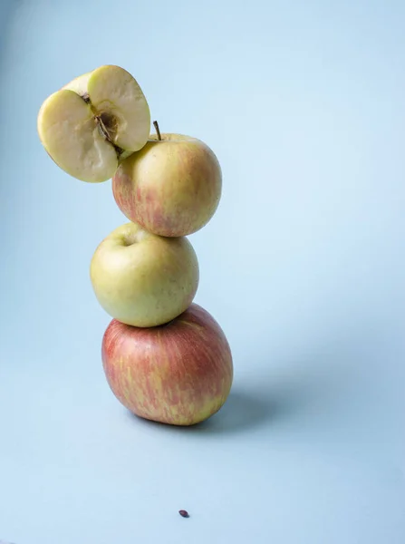 Toren Van Gele Rode Appels Blauwe Achtergrond — Stockfoto