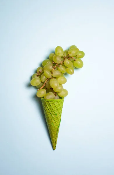 Groene Wafelkegel Met Druif Lichtblauwe Achtergrond — Stockfoto