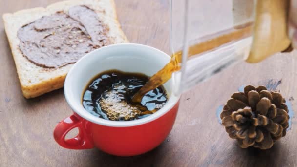 コーヒーレッドカップシネマグラフ アメリカンスタイルのコーヒーを注ぐ — ストック動画